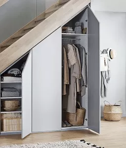 гардеробная под лестницей