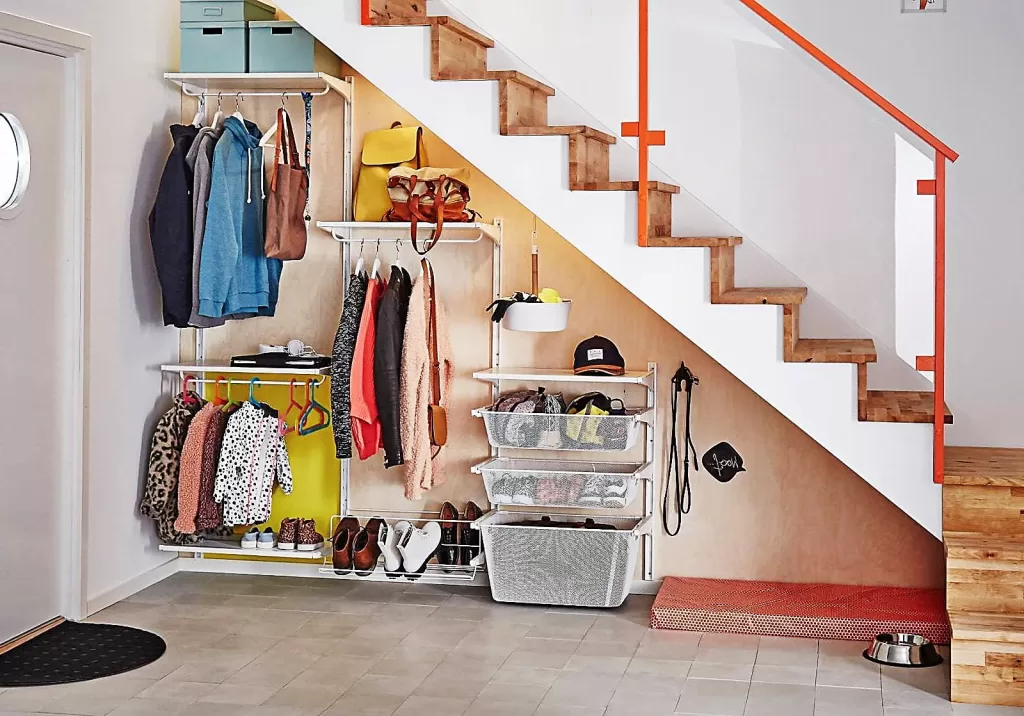гардеробная под лестницей