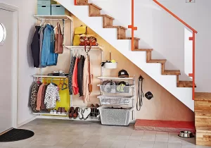 гардеробная под лестницей