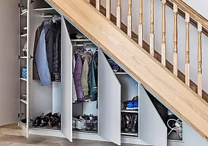 гардеробная под лестницей