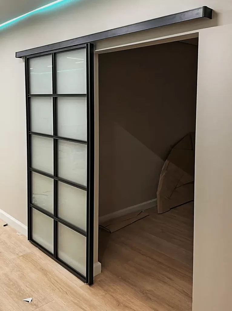 Гардеробная с зеркальными дверями