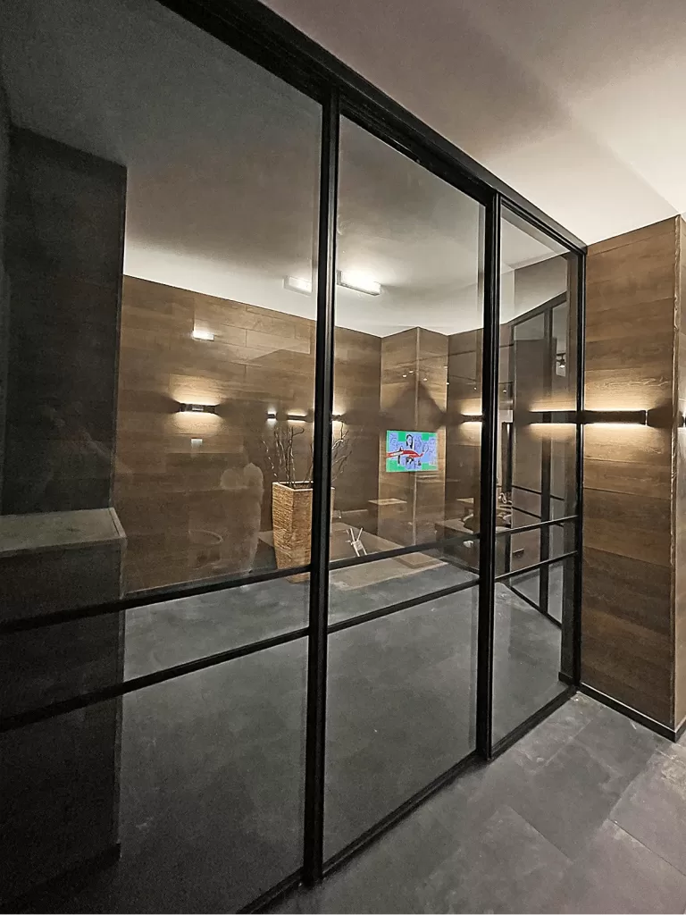 Гардеробная с зеркальными дверями