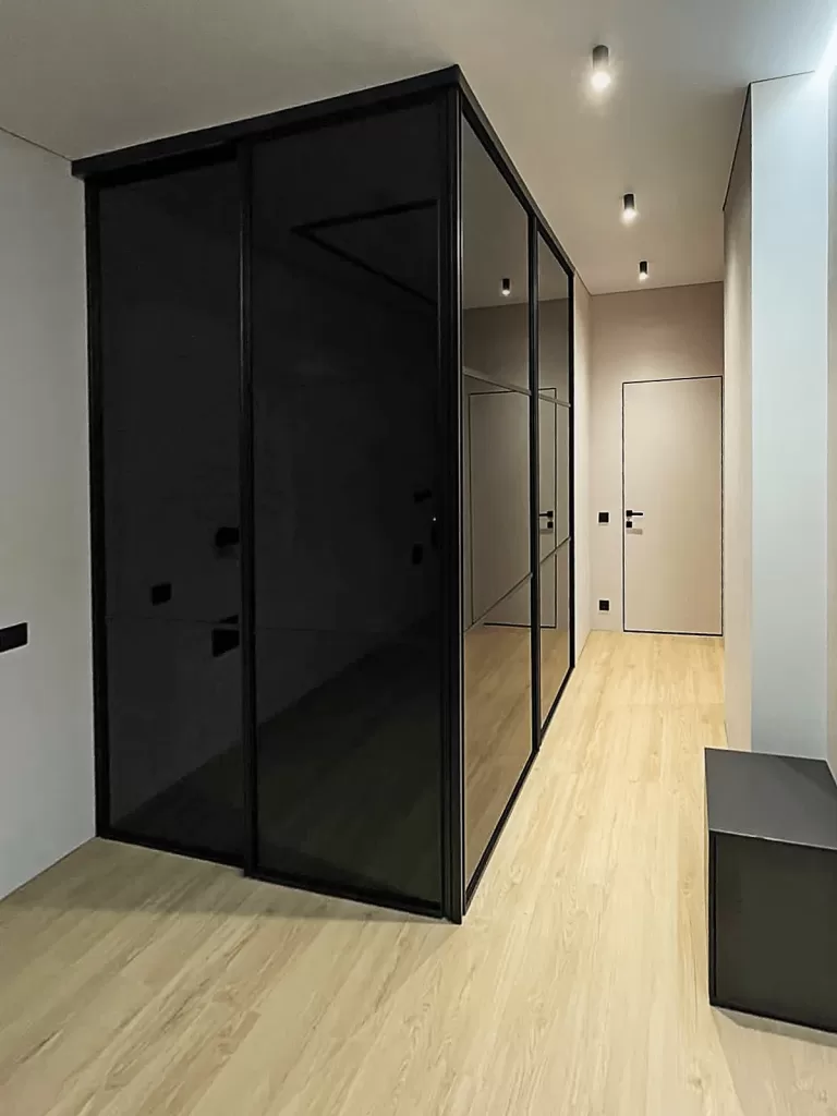 сдвижная дверь зеркало без видимых направляющих для гардеробной