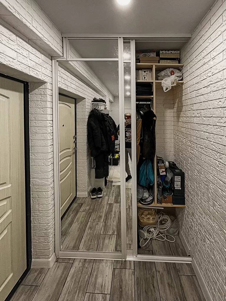 сдвижная дверь зеркало без видимых направляющих для гардеробной