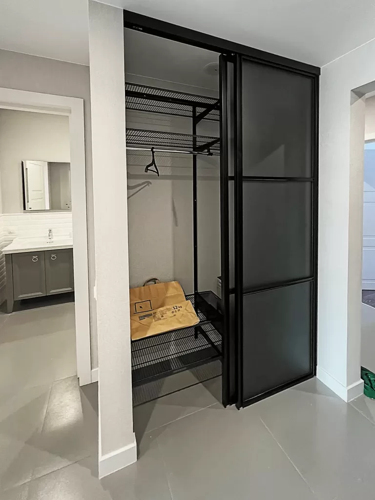 раздвижная дверь без направляющей,