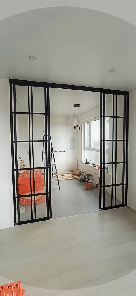 сдвижная дверь зеркало без видимых направляющих для гардеробной