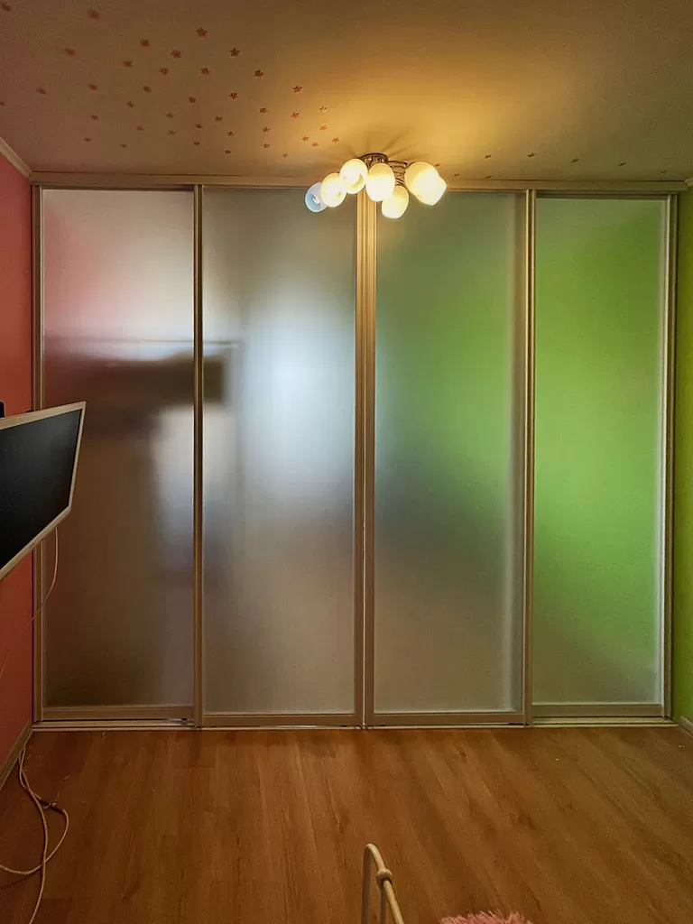 сдвижная дверь без направляющей