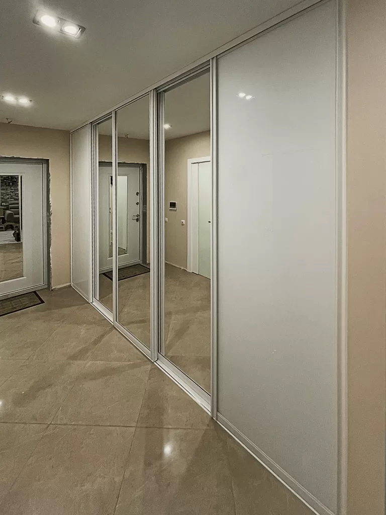 Гардеробная с зеркальными дверями