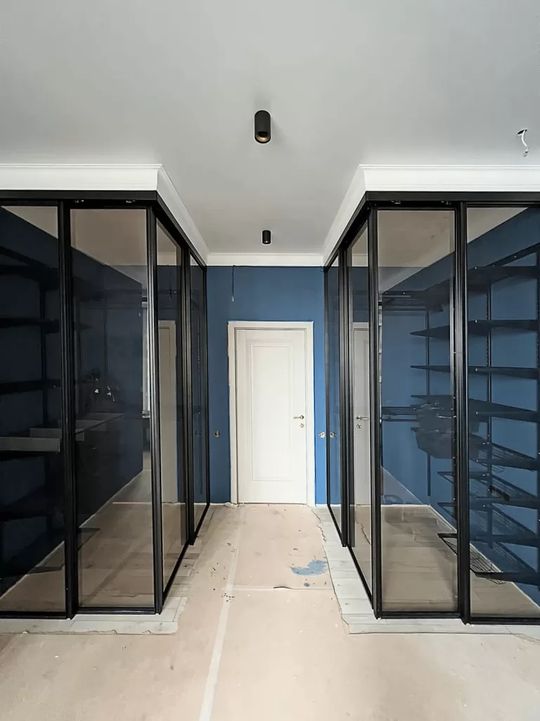 раздвижные двери для гардеробной без нижней направляющей невидимки, гардеробная комната двери купе