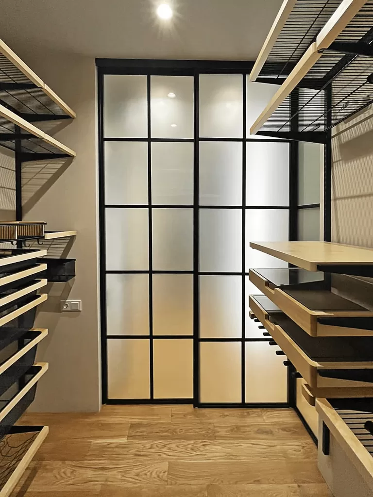 двери-купе для гардеробной с креплением без привязки к потолку