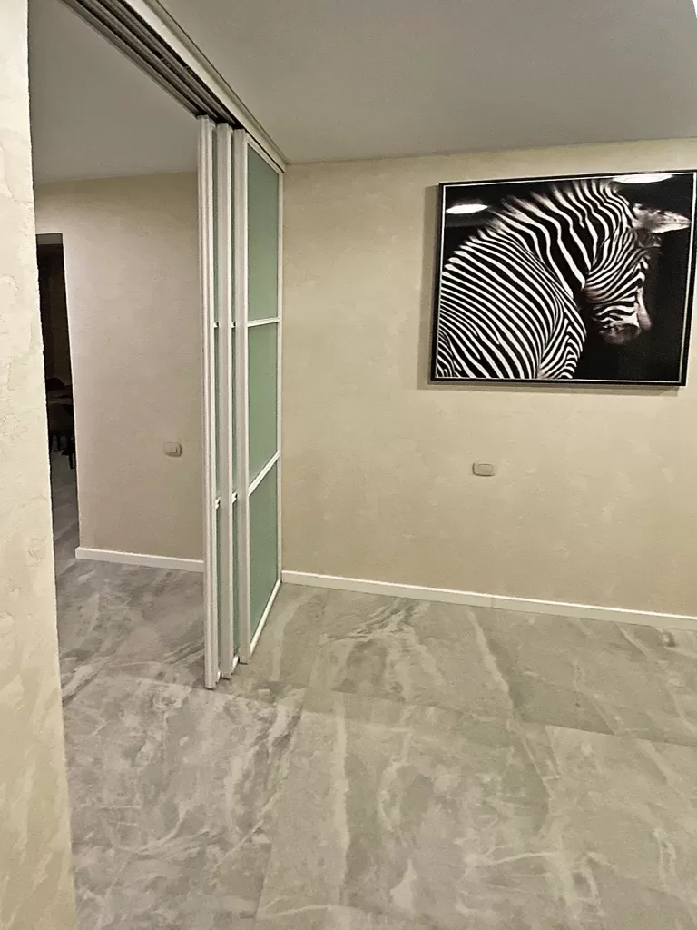 раздвижная дверь без нижней направляющей