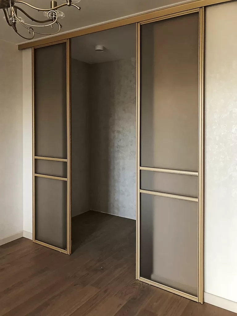 можно ли сделать дверь купе без нижних направляющих?