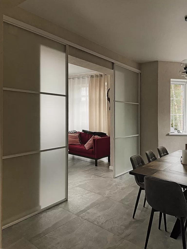 Сдвижные двери без направляющих: Идеальные бескаркасные решения, Гардеробная дверь на роликах без рельсов