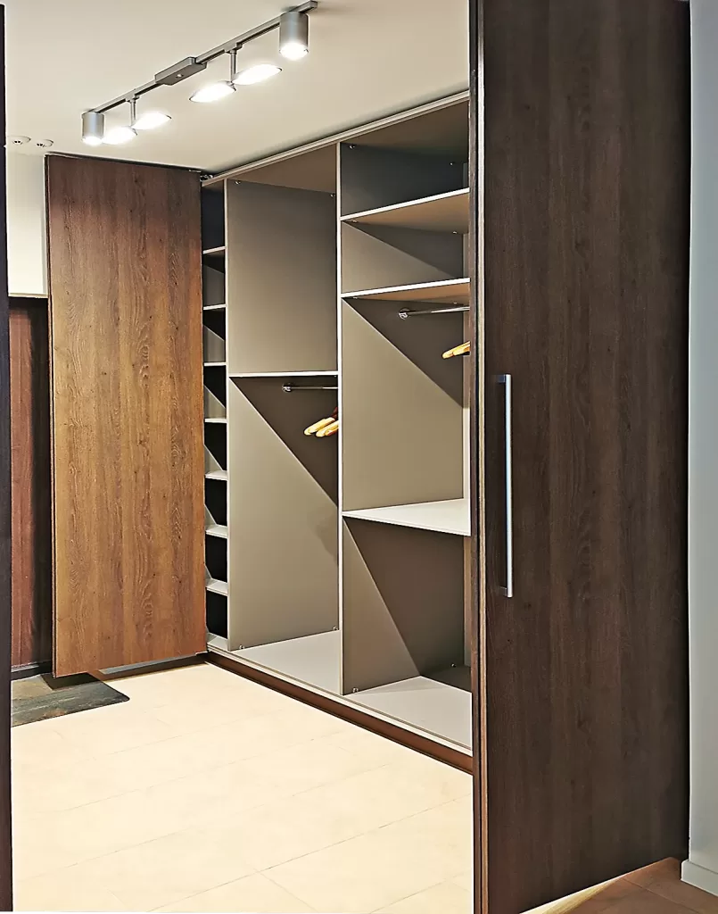 гардеробная комната на заказ ,гардеробная на заказ, индивидуальный гардероб, заказать гардеробную, персонализированная гардеробная комната, изготовление гардеробных комнат, гардеробные системы на заказ, дизайн гардеробной комнаты, установка гардеробной, мебель для гардеробной на заказ, кастомные гардеробные комнаты складные двери купе