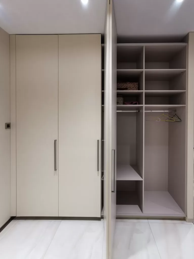 гардеробная комната на заказ ,гардеробная на заказ, индивидуальный гардероб, заказать гардеробную, персонализированная гардеробная комната, изготовление гардеробных комнат, гардеробные системы на заказ, дизайн гардеробной комнаты, установка гардеробной, мебель для гардеробной на заказ, кастомные гардеробные комнаты
складные двери купе