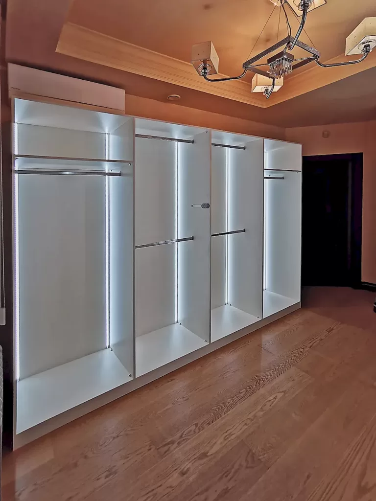 гардеробная комната под ключ, вещи в гардеробной комнате