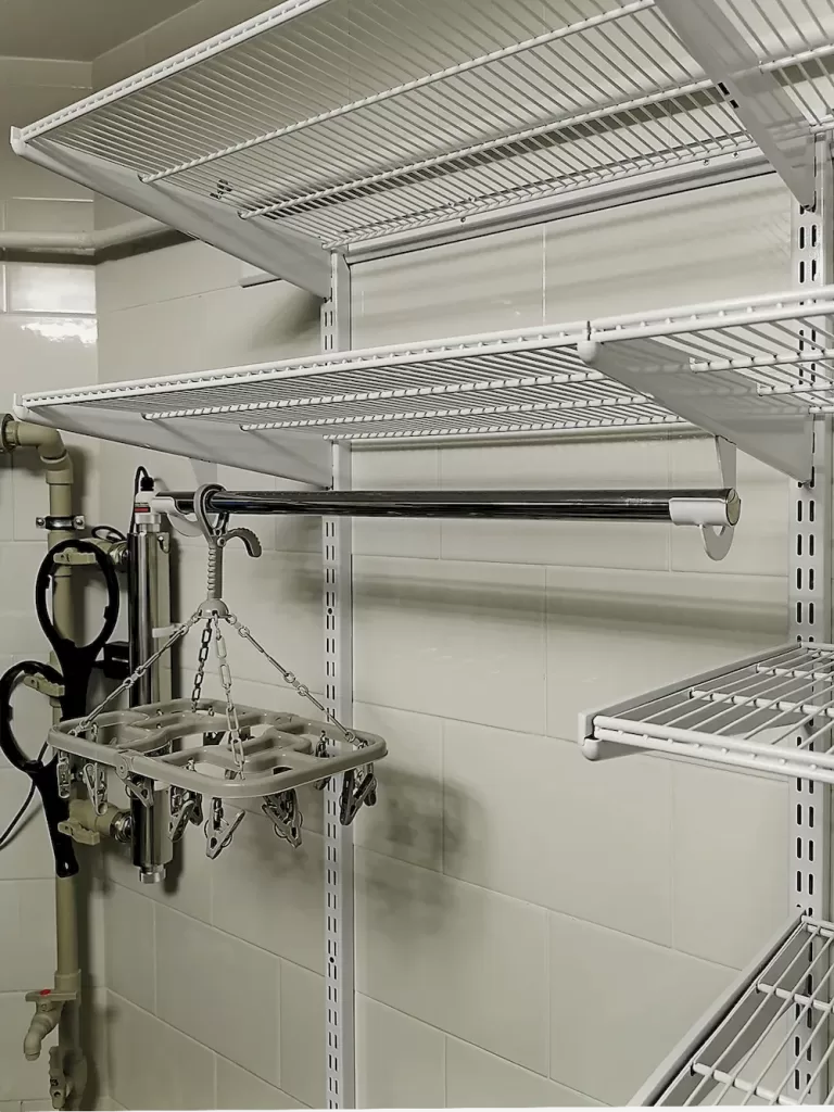 сетчатая гардеробная постирочная в подвале