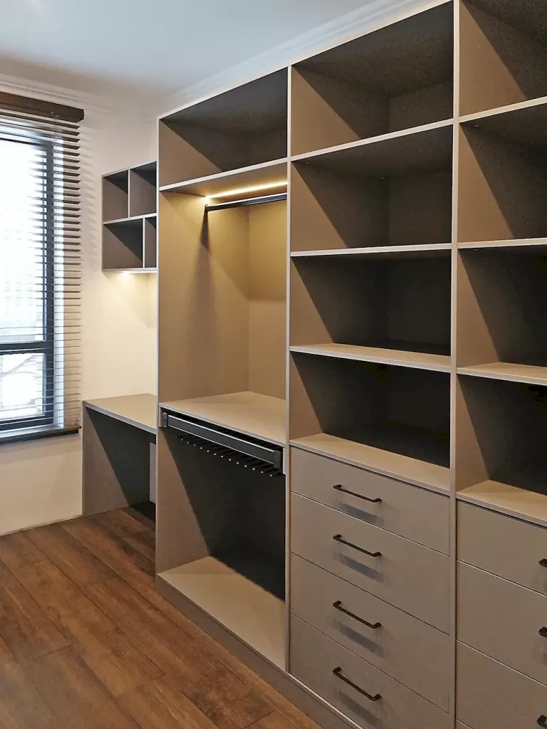 корпусная классическая гардеробная