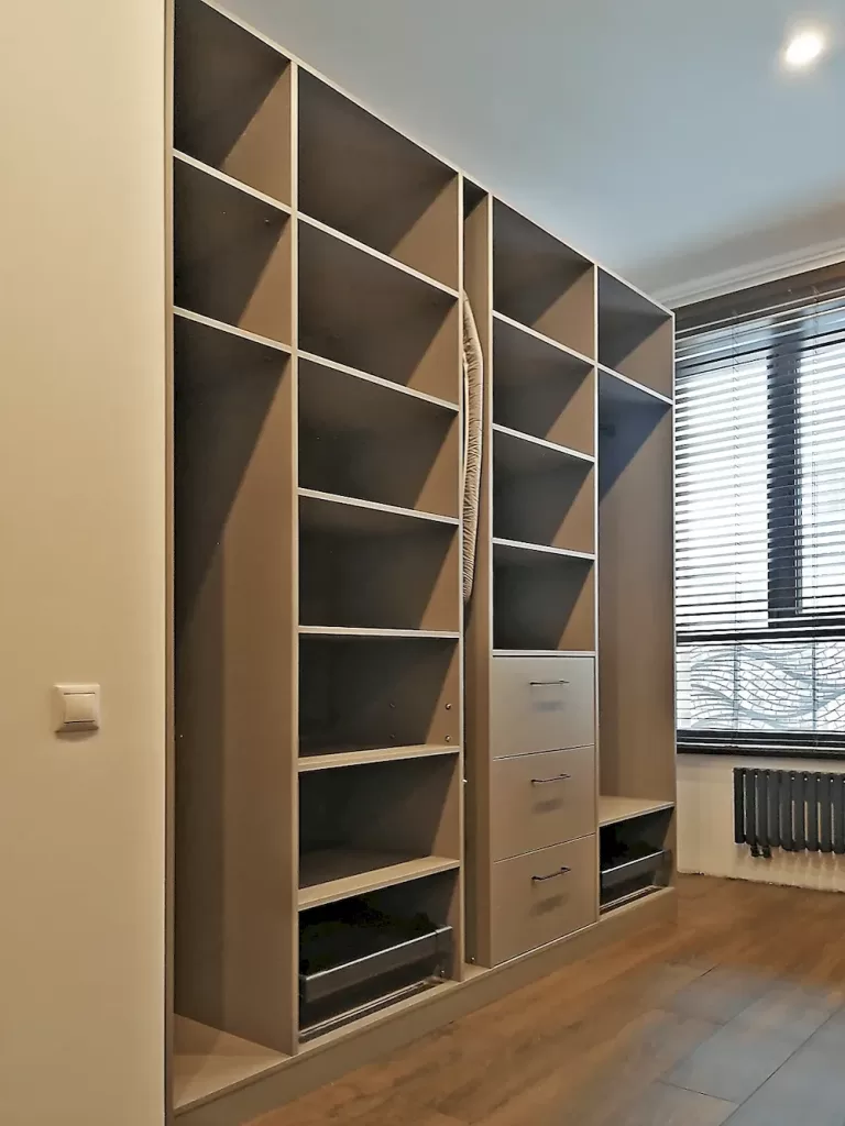 корпусная классическая гардеробная