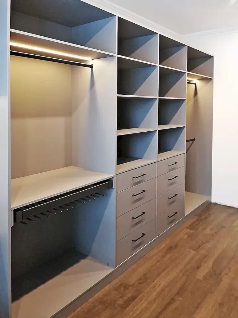 корпусная классическая гардеробная