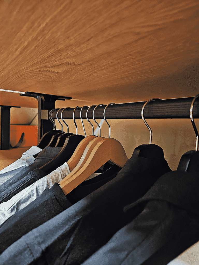 Гардеробная Stilos Black от Eureka: стильная алюминиевая профилировка итальянского производства.