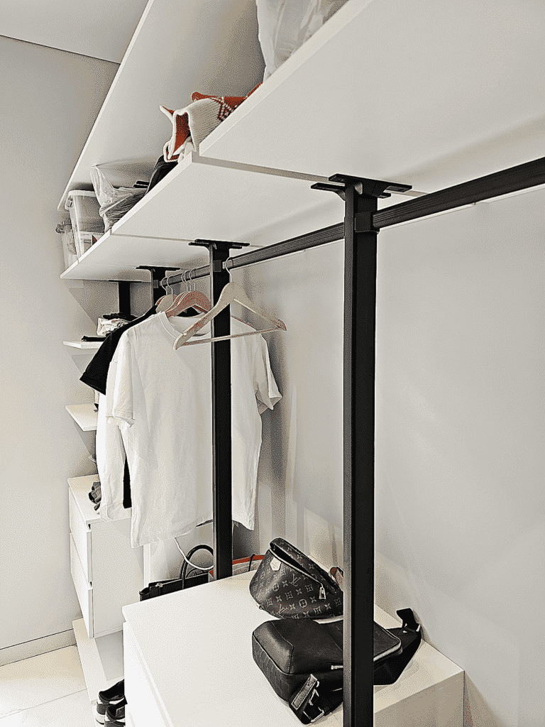 Стильный дизайн гардеробной Stilos, прихожая Stilos Black из алюминиевых профилей итальянской фирмы Eureka