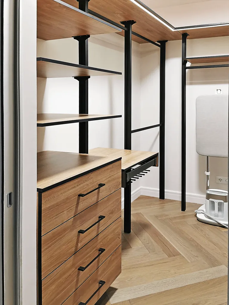 Черный шкаф Vitra: элегантное и функциональное хранилище.