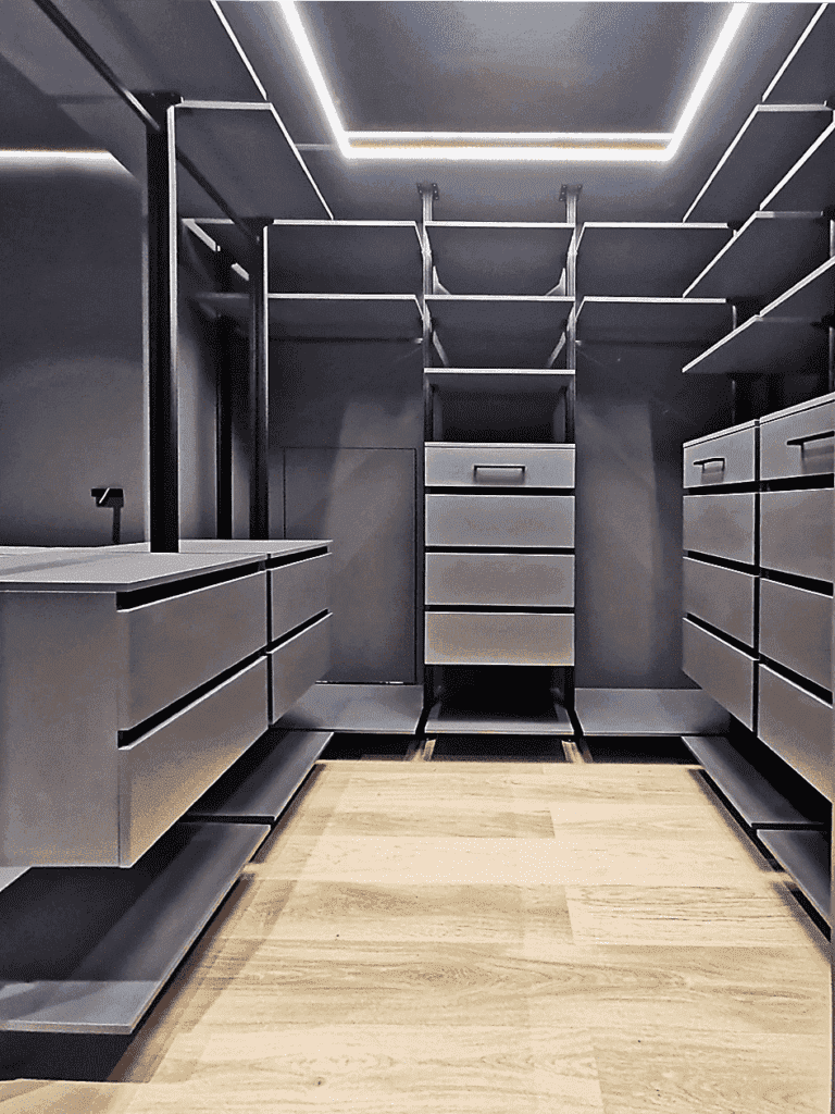 Гардеробная на металлических стойках