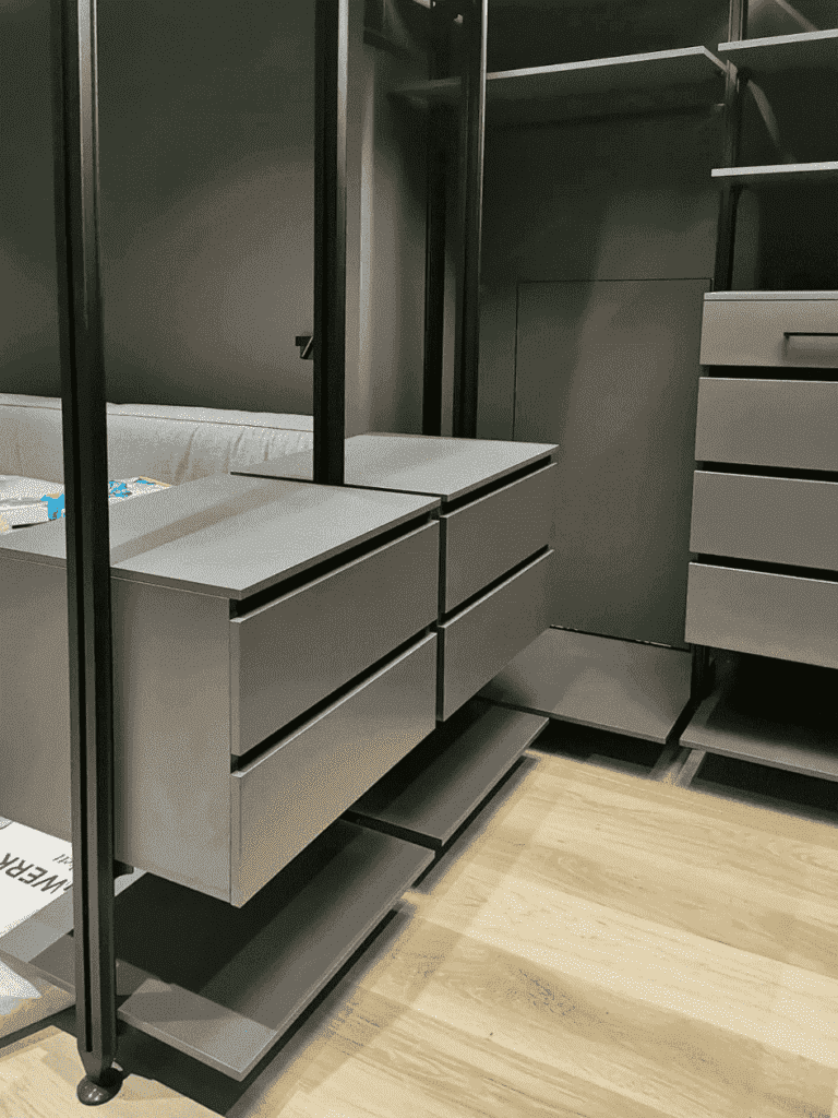 Гардеробная на металлических стойках