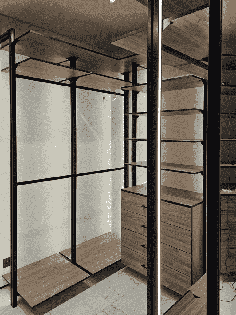 Стойки Vitra Black, освещение гардеробной