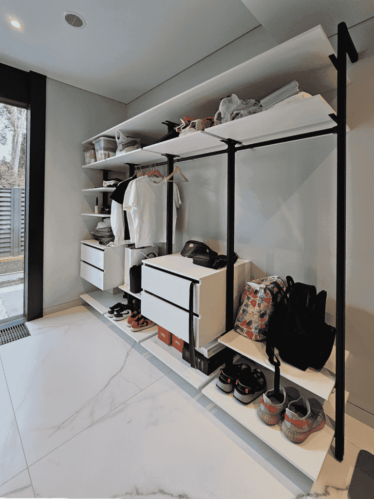 гардеробная мебель заказ,гардеробная мебель на заказ, индивидуальная гардеробная система, изготовление шкафов-купе, персонализированная мебель для гардеробной, заказная мебель для одежды, проект гардеробной комнаты, мебель по индивидуальным размерам, установка гардеробных систем, дизайн гардеробной мебели, кастомная гардеробная мебель.