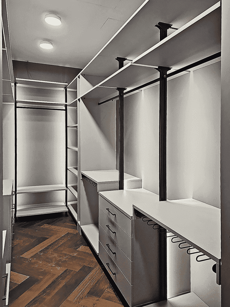 гардеробная на заказ по индивидуальным размерам ,гардеробная на заказ, индивидуальный проект гардеробной, изготовление гардеробных комнат, персонализированная гардеробная, гардеробная мебель на заказ, настраиваемая гардеробная система, гардеробные системы по индивидуальным размерам, уникальный дизайн гардеробной, заказная гардеробная комната, гардеробные решения на заказ