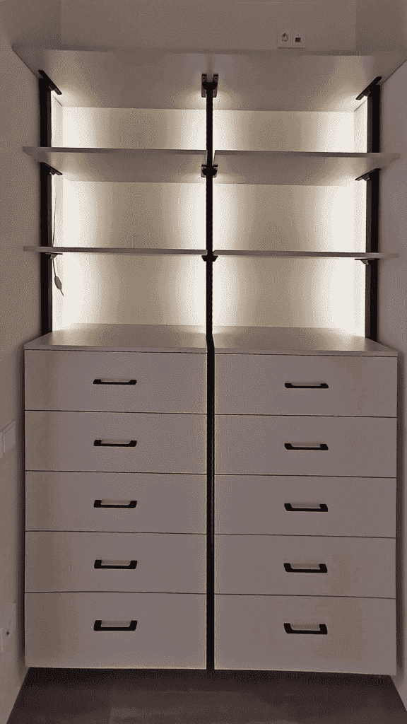 Гардеробная на металических стойках