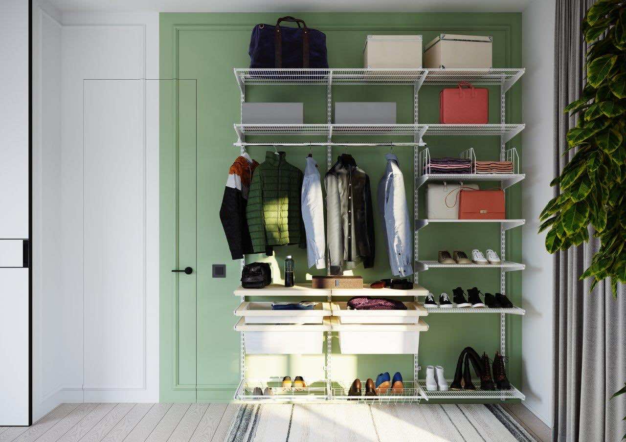 Прихожая в современном стиле со светлым деревом и сетчатыми элементами — встроенная система хранения для прихожей и гостиной