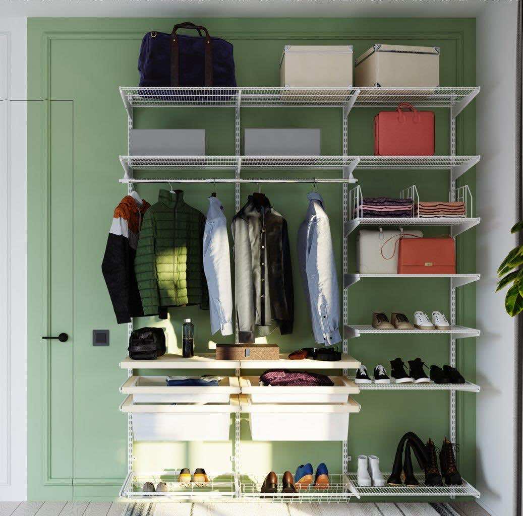 Прихожая в современном стиле со светлым деревом и сетчатыми элементами — встроенная система хранения для прихожей и гостиной