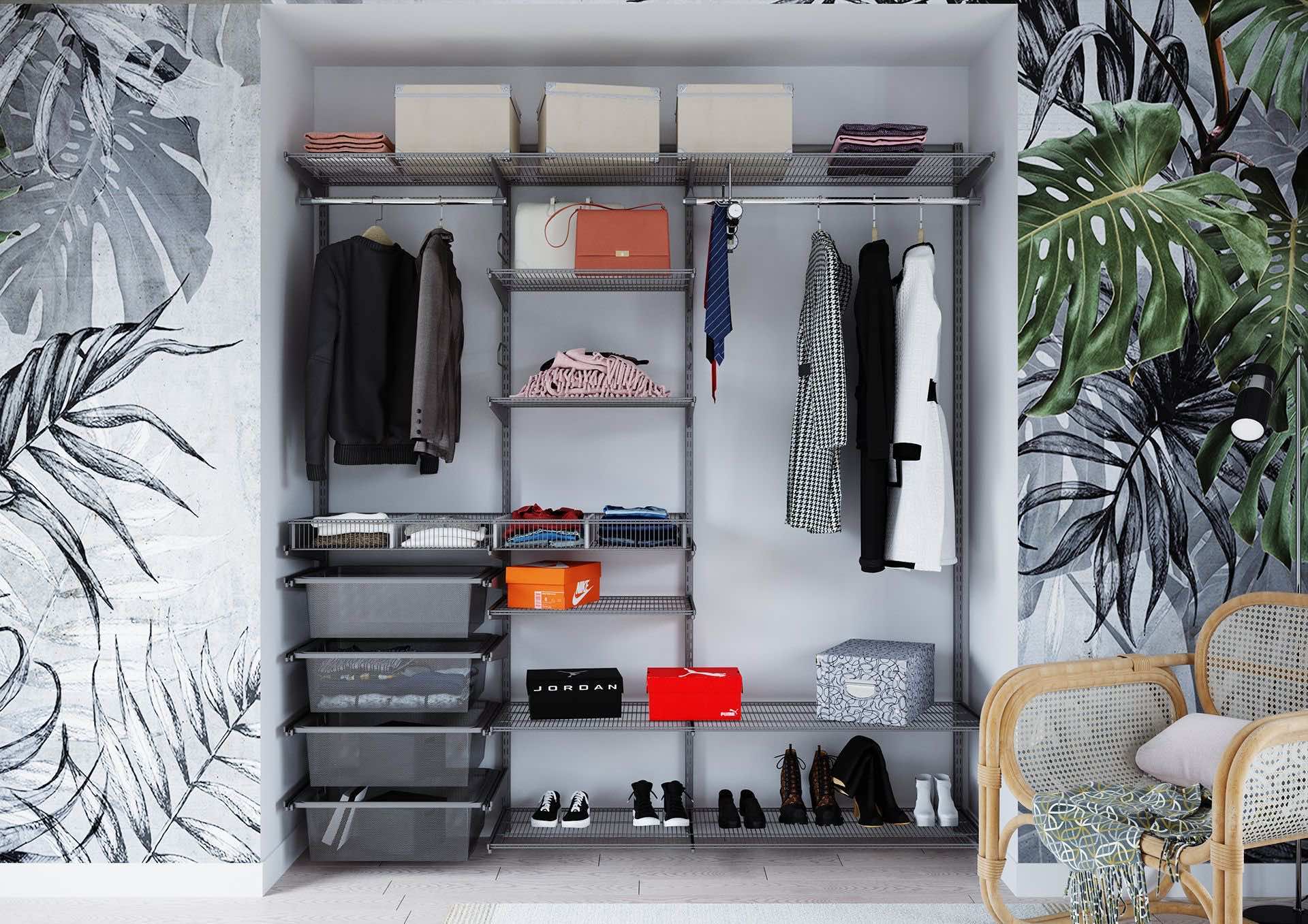 Гардеробная в цвете металлик — вместительное решение для дверной ниши