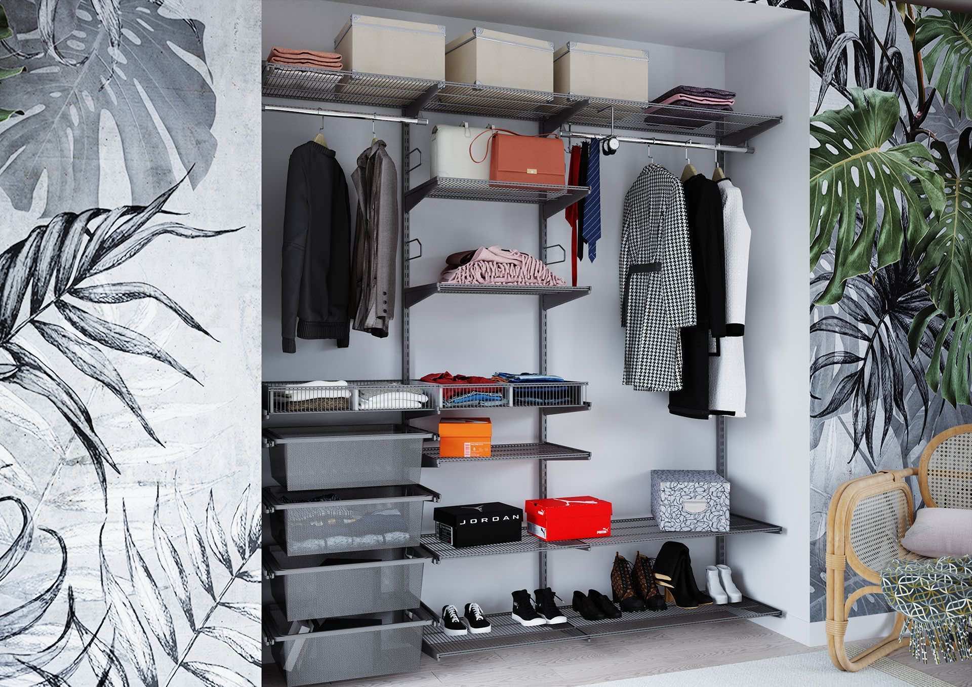 Гардеробная в цвете металлик — вместительное решение для дверной ниши