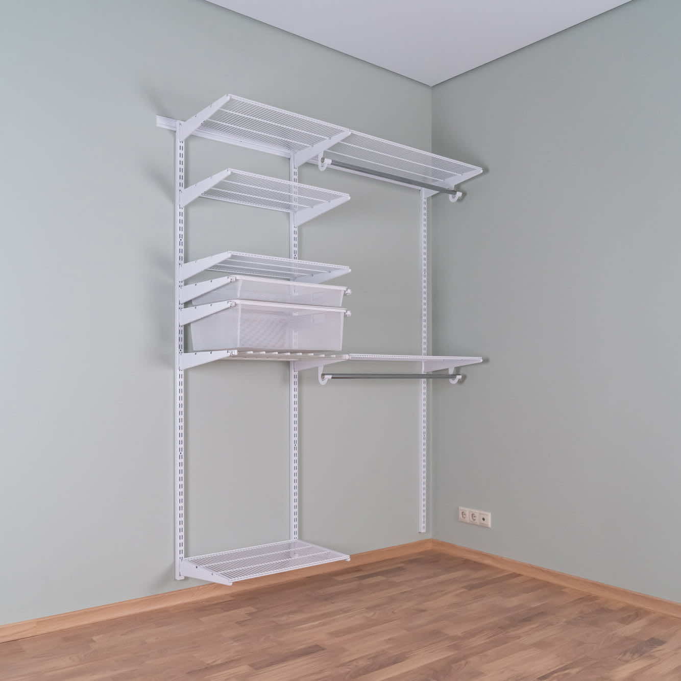 Прямая гардеробная система №2: белая окрашенная сталь, архитектурная чёткость и удобный доступ