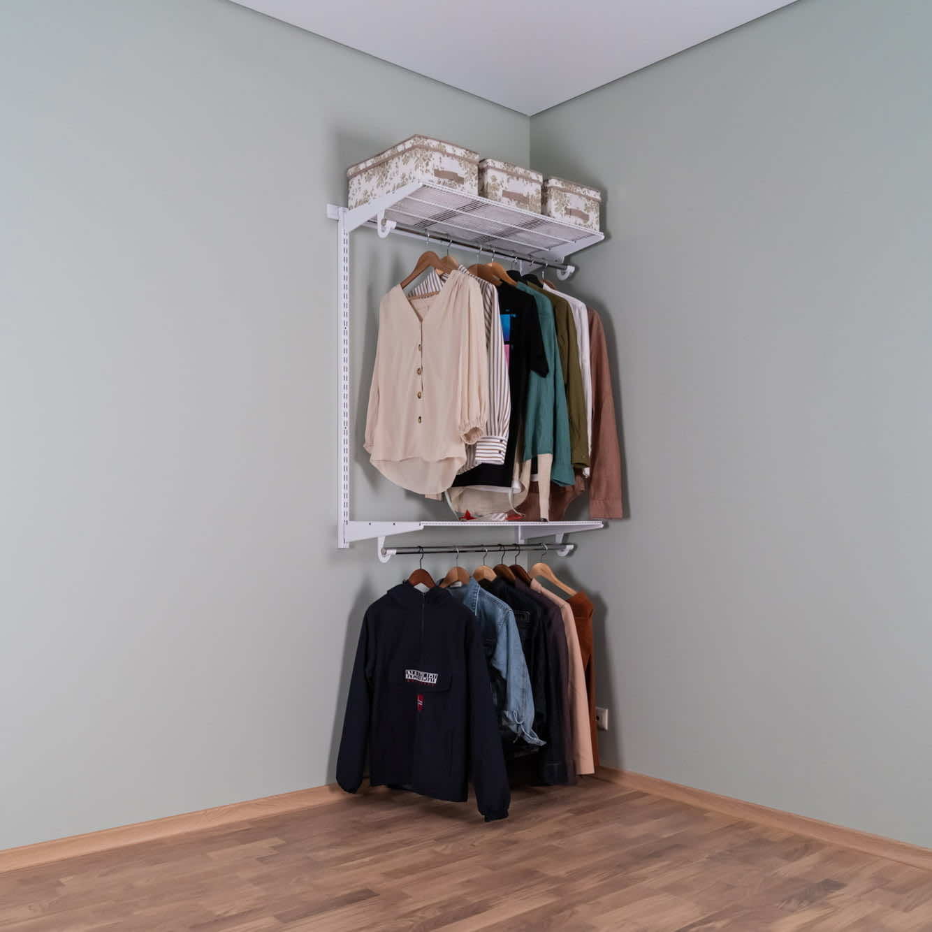 Гардеробная система №7: белая окрашенная сталь, аккуратная линейная структура