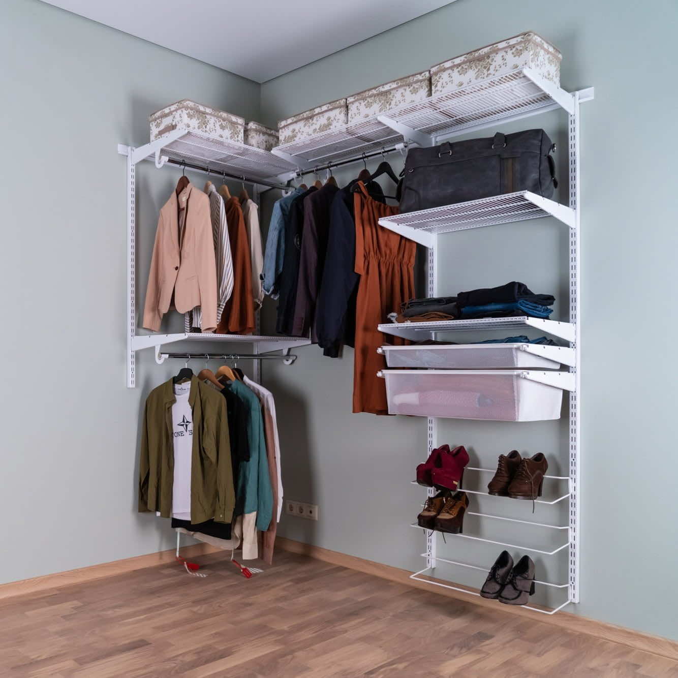 Гардеробная система №8: строгая белая окрашенная сталь, максимальная практичность