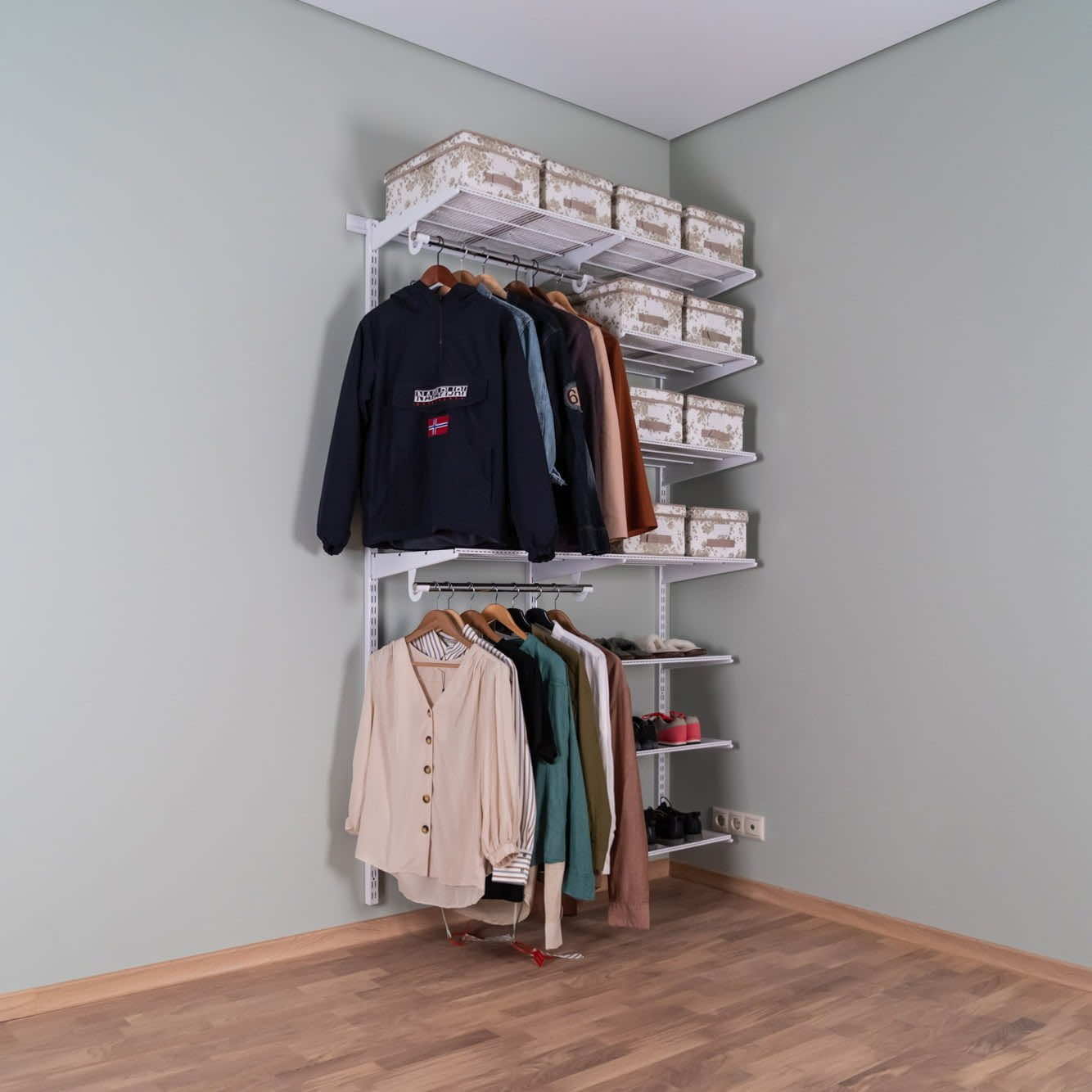 Гардеробная система №12 — белое исполнение, создающее ощущение порядка и открытого пространства