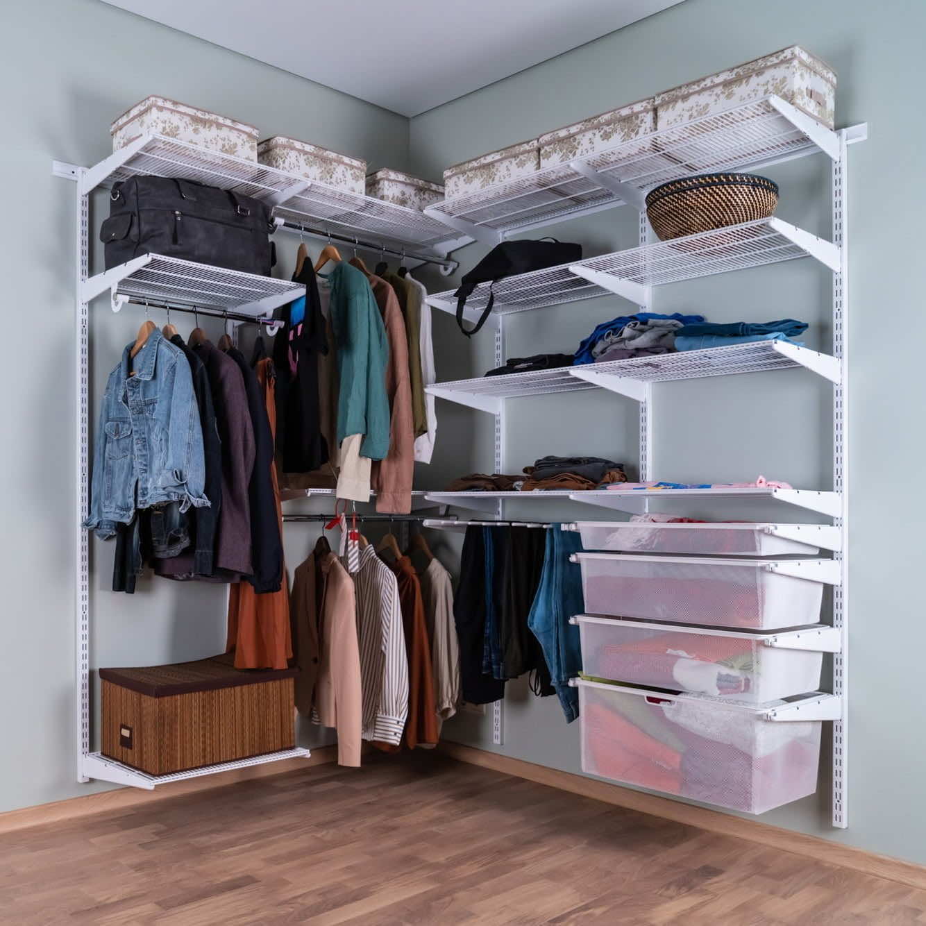 Гардеробная система №14 — белая архитектура хранения с визуально лёгким силуэтом