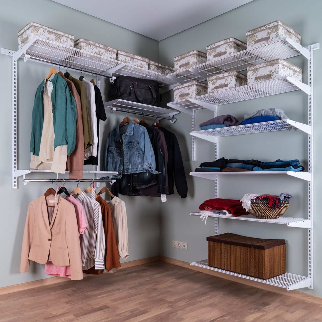 Гардеробная система №16 — белый вариант, который визуально расширяет пространство