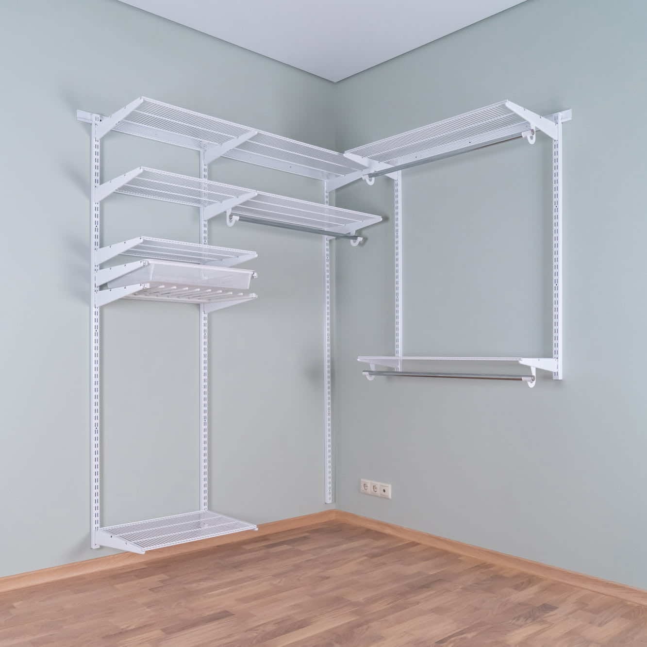 Гардеробная система №19 — светлая конструкция, подчёркивающая аккуратность помещения