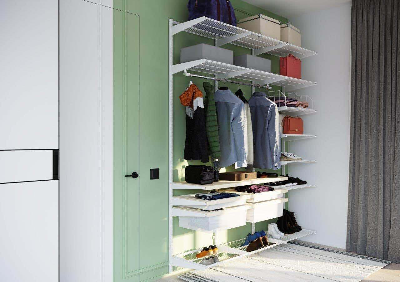 Прихожая в современном стиле со светлым деревом и сетчатыми элементами — встроенная система хранения для прихожей и гостиной