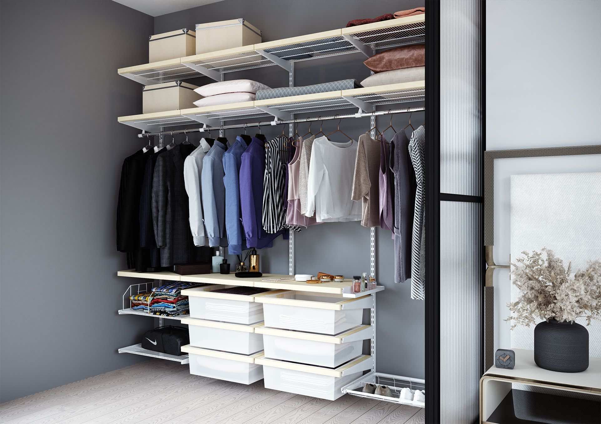 Гардеробная в спальне со стеклянной перегородкой — современное решение с прозрачным зонированием