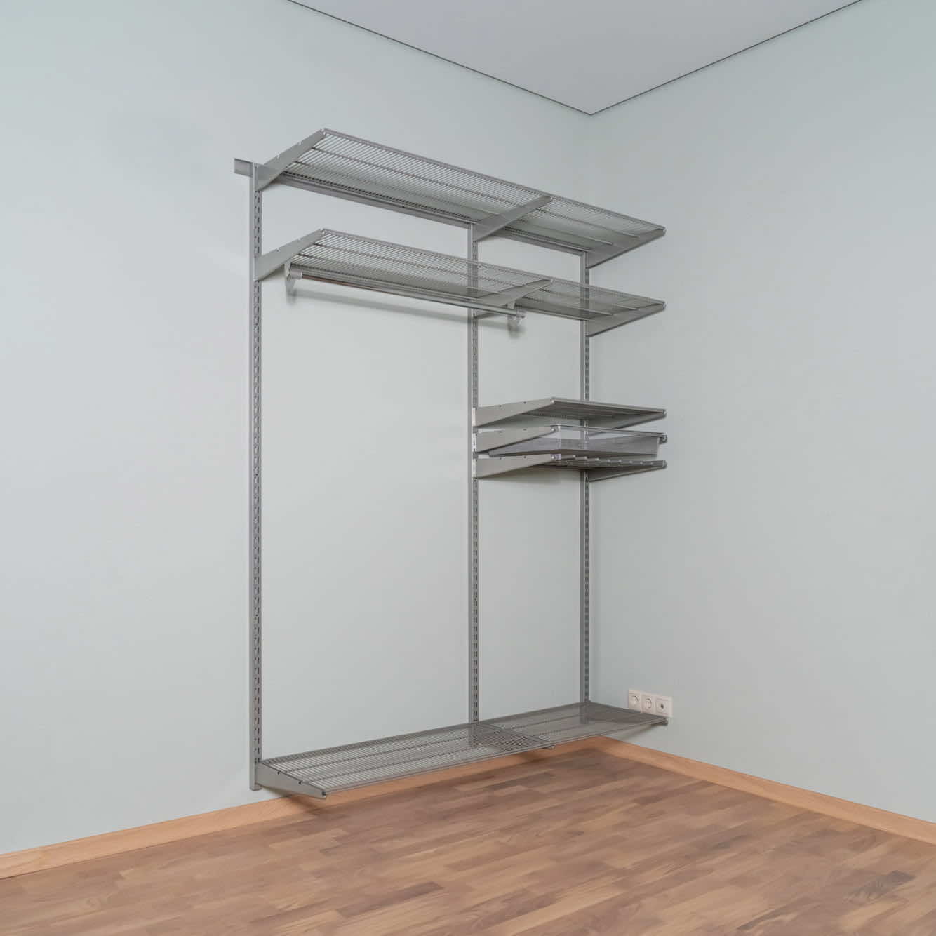 Гардеробная система №13 в сером — решение, подчеркивающее аккуратность и практичность