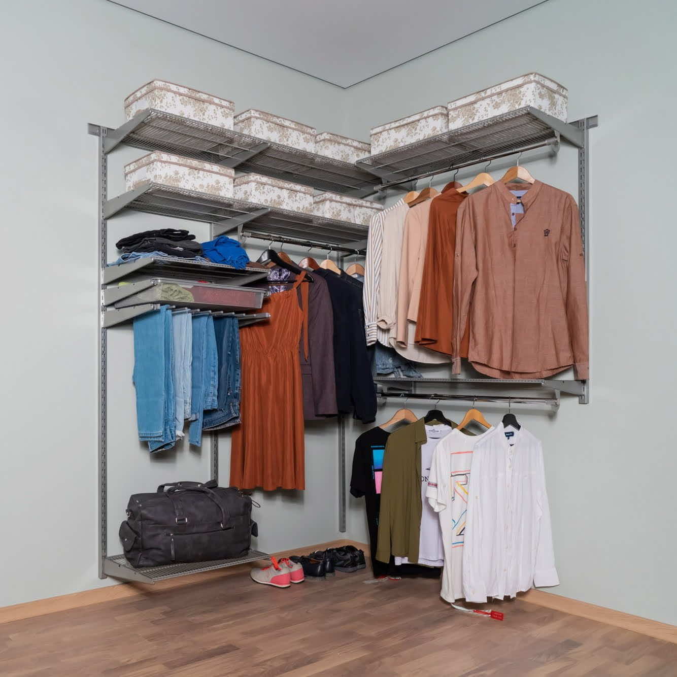 Гардеробная система №19 в сером — мягкая визуальная подача и продуманные секции