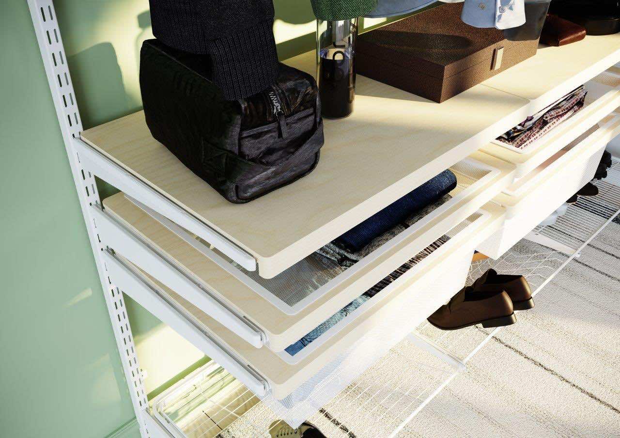 Прихожая в современном стиле со светлым деревом и сетчатыми элементами — встроенная система хранения для прихожей и гостиной