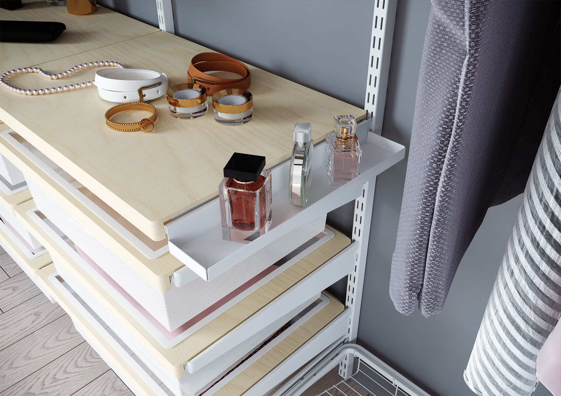 Гардеробная в спальне со стеклянной перегородкой — современное решение с прозрачным зонированием